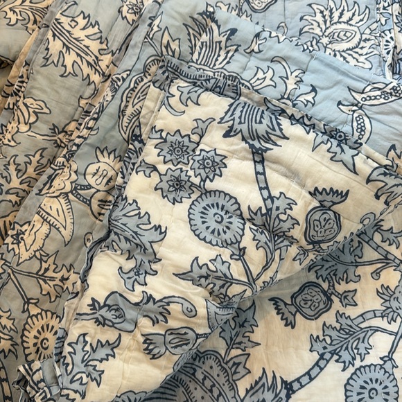 Roberta Roller Rabbit Amanda Quilt Blue Bell, King - Picture 4 of 5